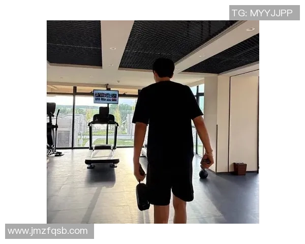 杨瀚森表演赛前调侃唱歌必出丑引发期待与关注