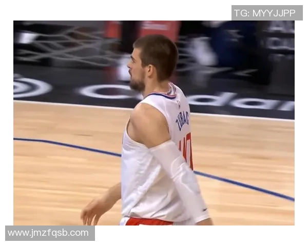 里夫斯持球推进 借掩护追身三分命中